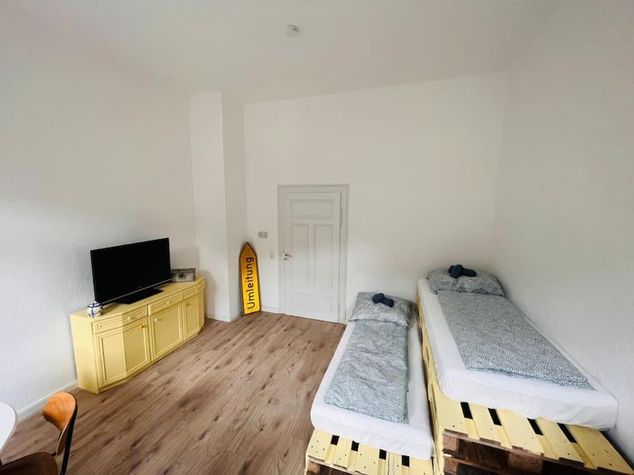 Kuenstlerisches Apartment Karlsruhe Bagian luar foto